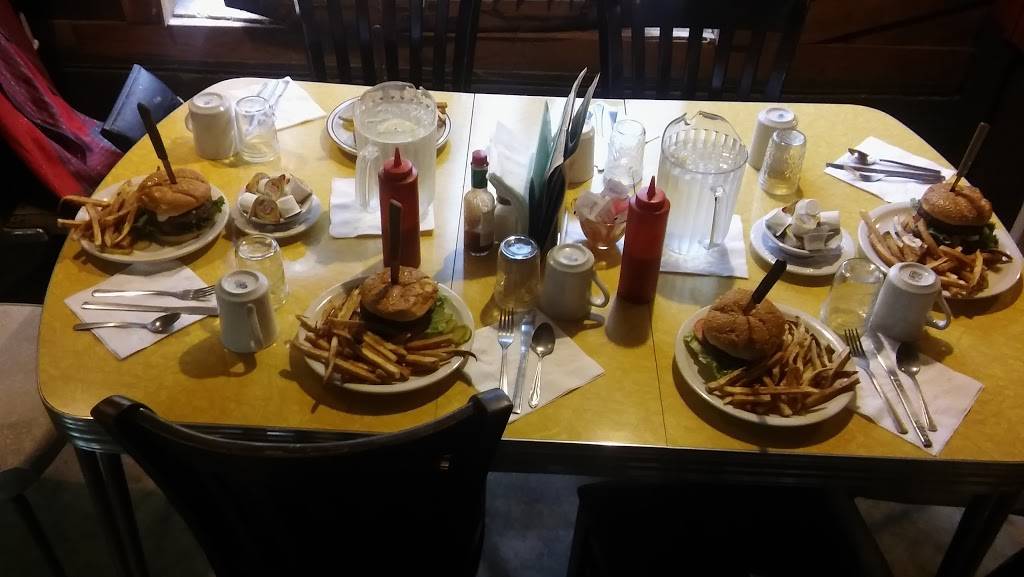 Pats Little Red Barn | restaurant | 2091 WA-300, Belfair, WA 98528, USA | 3602754441 OR +1 360-275-4441