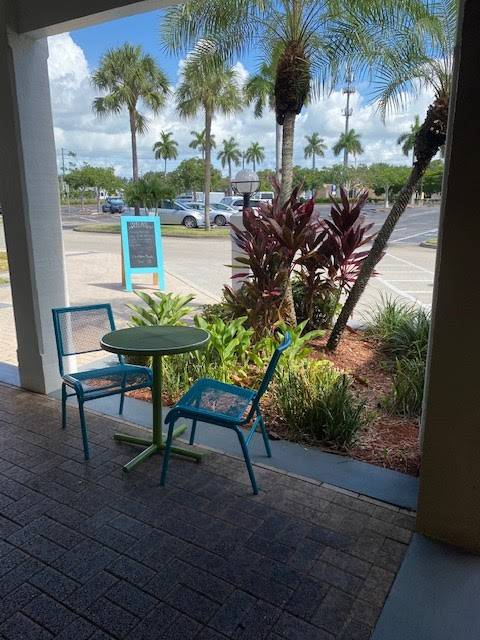 Living Vine Organic Cafe | cafe | Royal Palm Square, 1400 Colonial Blvd #59, Fort Myers, FL 33907, USA | 2399362510 OR +1 239-936-2510