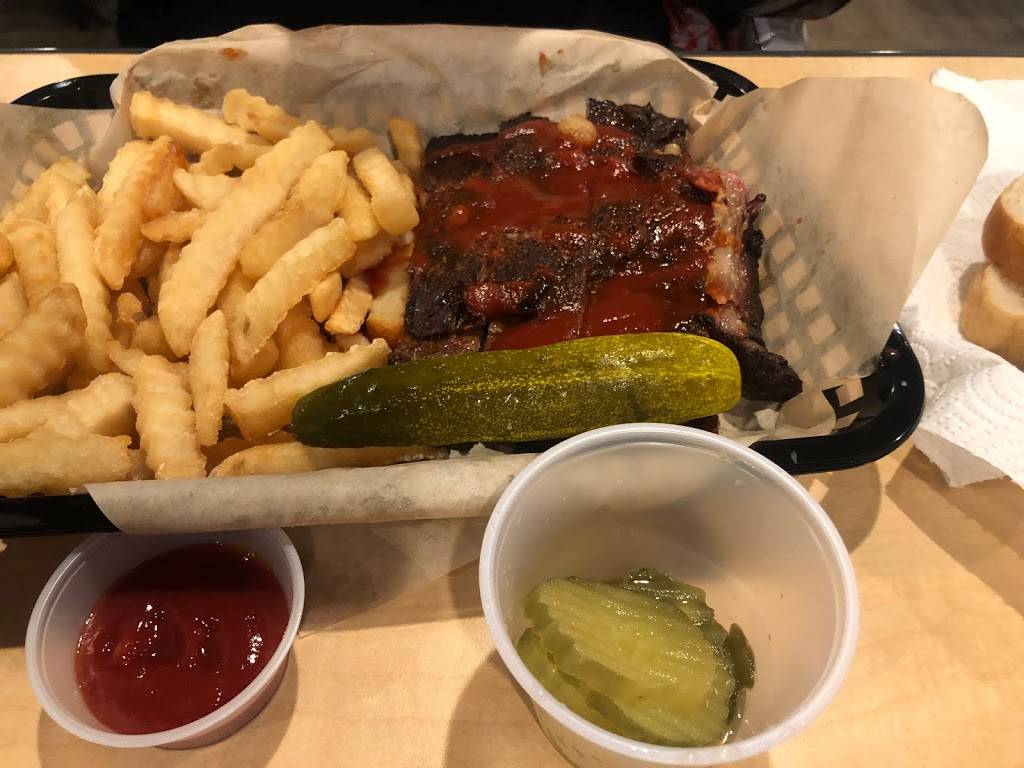 Johnnys BBQ | restaurant | 5959 Broadmoor St, Mission, KS 66202, USA | 9134320777 OR +1 913-432-0777