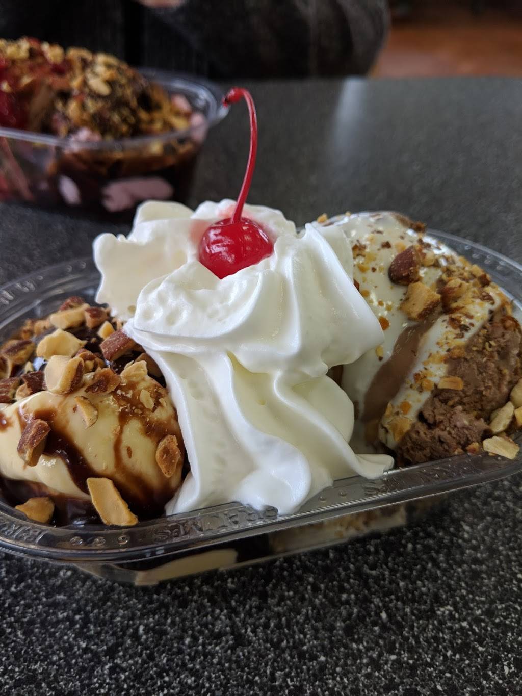 Braums Ice Cream & Burger Restaurant | restaurant | 400 W California St, Gainesville, TX 76240, USA | 9406650202 OR +1 940-665-0202