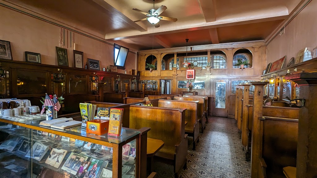 Lindells Chocolate Shoppe | restaurant | 300 S Calumet St, Lake Linden, MI 49945, USA | 9062968083 OR +1 906-296-8083