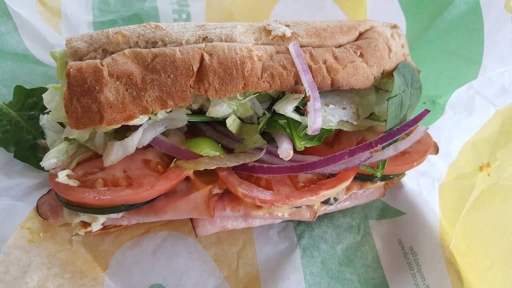 Subway | restaurant | 200 N Del Norte Blvd Unit B, Oxnard, CA 93030, USA | 8054856220 OR +1 805-485-6220