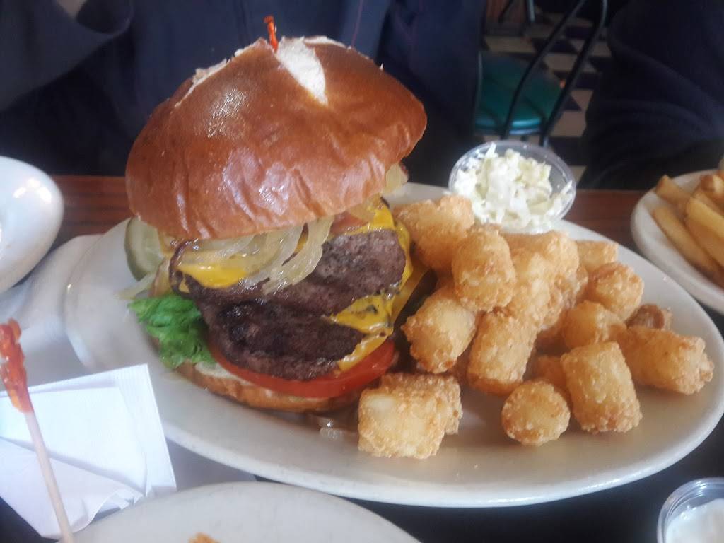 Hawkeyes Bar & Grill | restaurant | 1458 W Taylor St, Chicago, IL 60607, USA | 3122263951 OR +1 312-226-3951