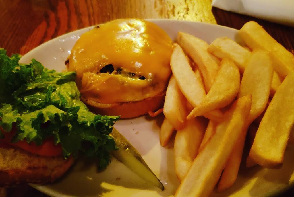 Country House | restaurant | 241 55th St, Clarendon Hills, IL 60514, USA | 6303251444 OR +1 630-325-1444