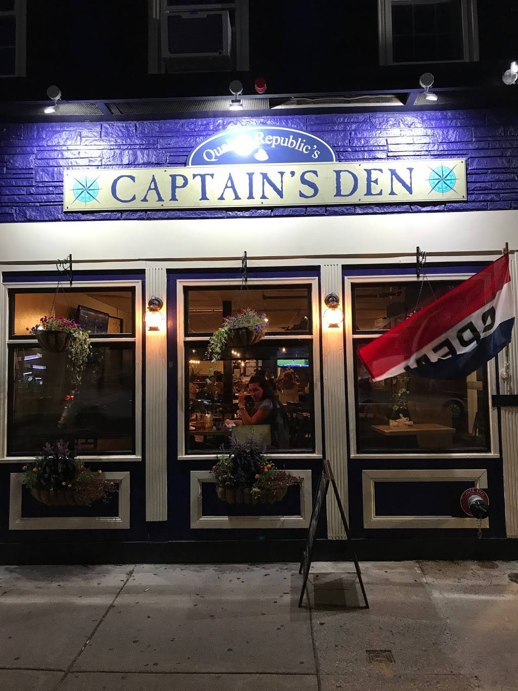 Quahog Republic’s Captains Den | restaurant | 35 Main St, Plymouth, MA 02360, USA | 5085917589 OR +1 508-591-7589