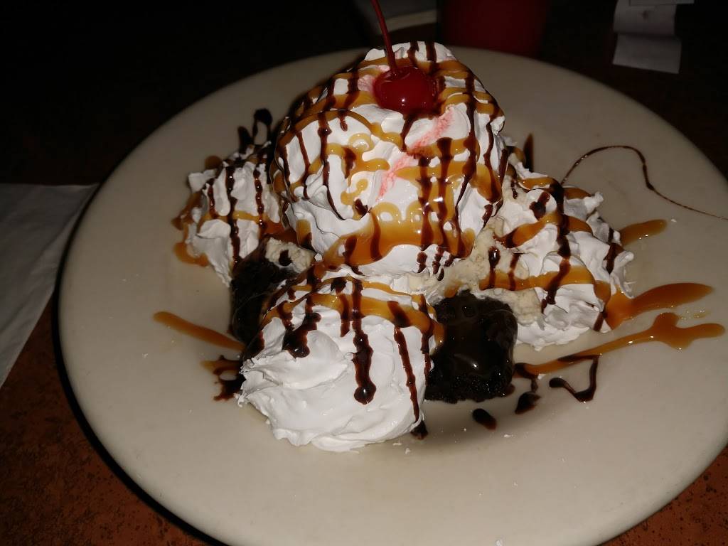 Roadhouse Country Bar & Grill | restaurant | 1901 S Bridge St, Yorkville, IL 60560, USA | 6303852571 OR +1 630-385-2571