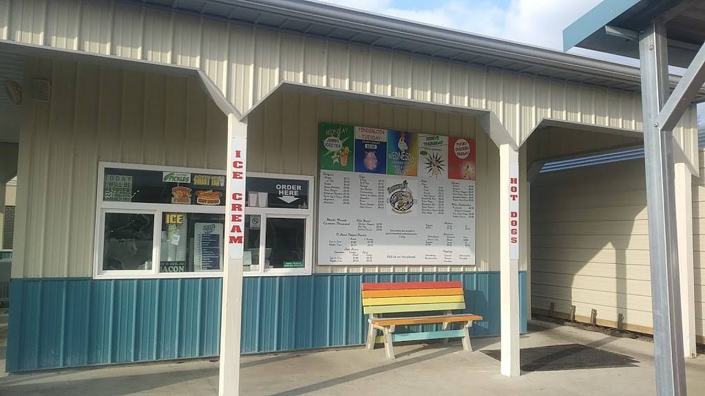 Famous Js | restaurant | 1458, 623 N Market St, Mt Carmel, IL 62863, USA | 6184502179 OR +1 618-450-2179