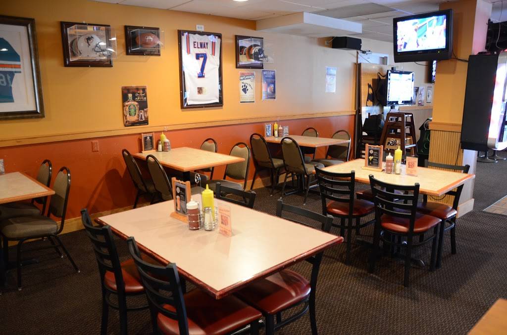 Cornerstone Sports Pub & Eatery | restaurant | 24 S Main St, Oconomowoc, WI 53066, USA | 2625601368 OR +1 262-560-1368