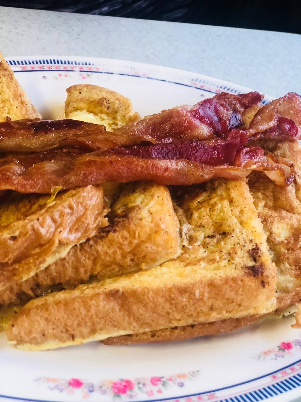 White Corner Restaurant | restaurant | 4401 Southern Ave SE, Capitol Heights, MD 20743, USA | 3014202010 OR +1 301-420-2010