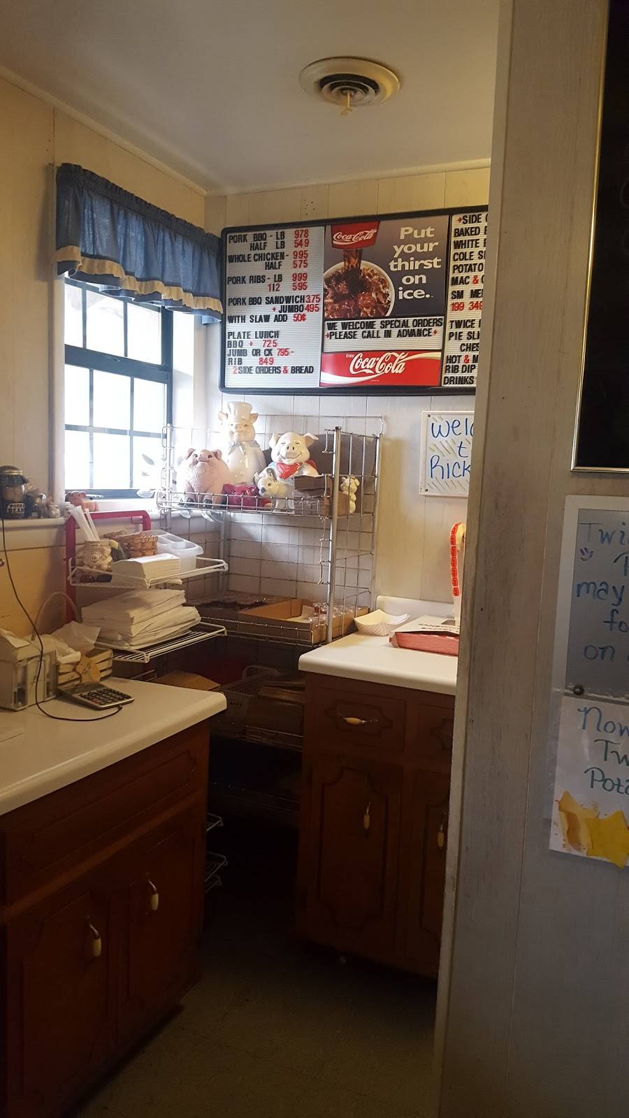 Ricks Bar-B-Que | restaurant | 1522 US-79, Dover, TN 37058, USA | 9312327217 OR +1 931-232-7217