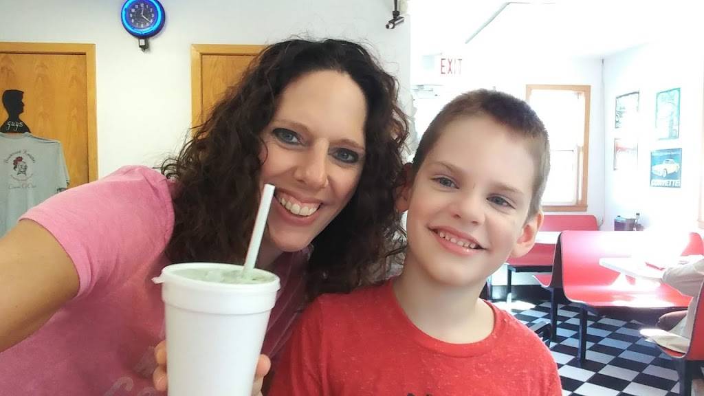 Intels Pennside Drive-In | restaurant | 916 Carsonia Ave, Reading, PA 19606, USA | 6107795050 OR +1 610-779-5050