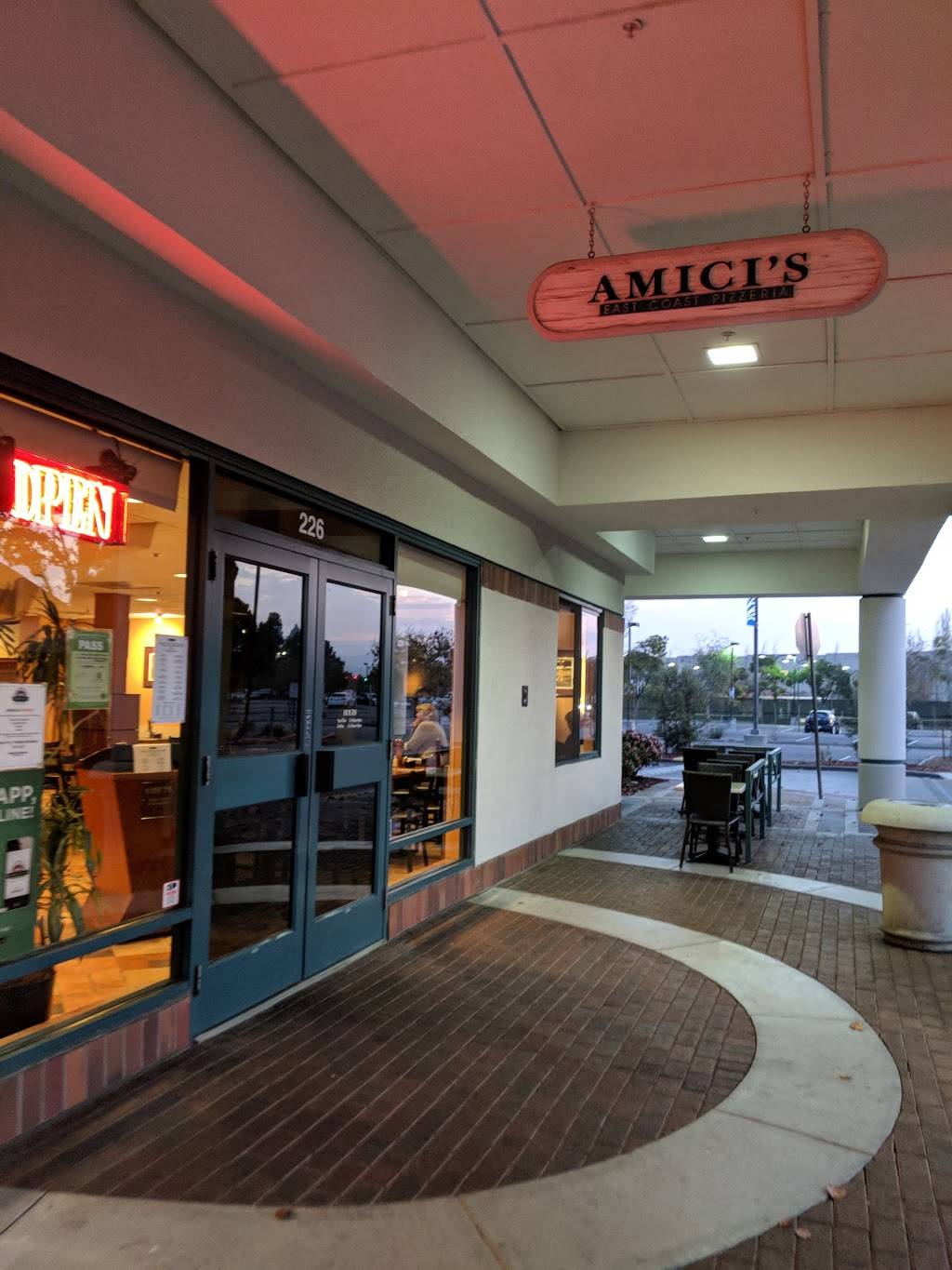 Amicis East Coast Pizzeria | restaurant | 226 Redwood Shores Pkwy, Redwood City, CA 94065, USA | 6506543333 OR +1 650-654-3333