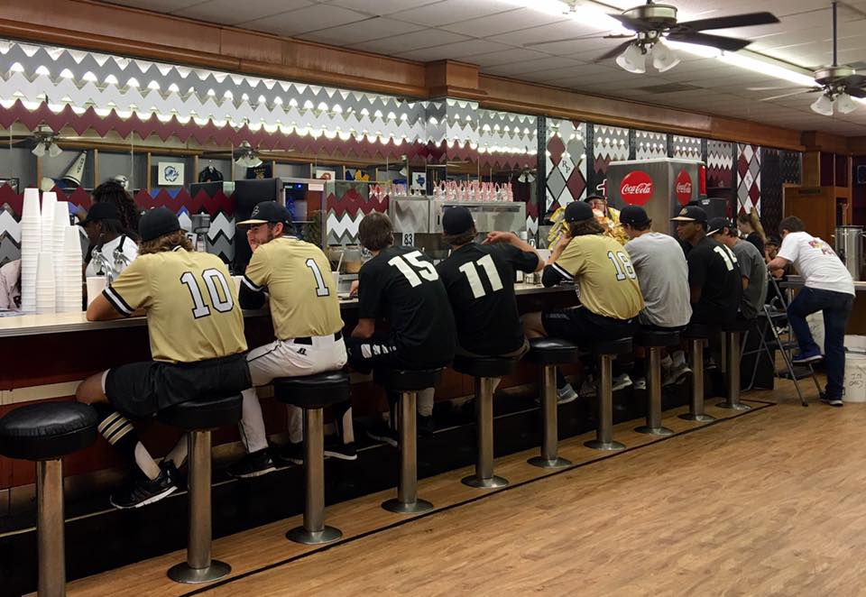 Rabbit Patch | restaurant | 122 E Hiram St, Atlanta, TX 75551, USA | 9036509602 OR +1 903-650-9602