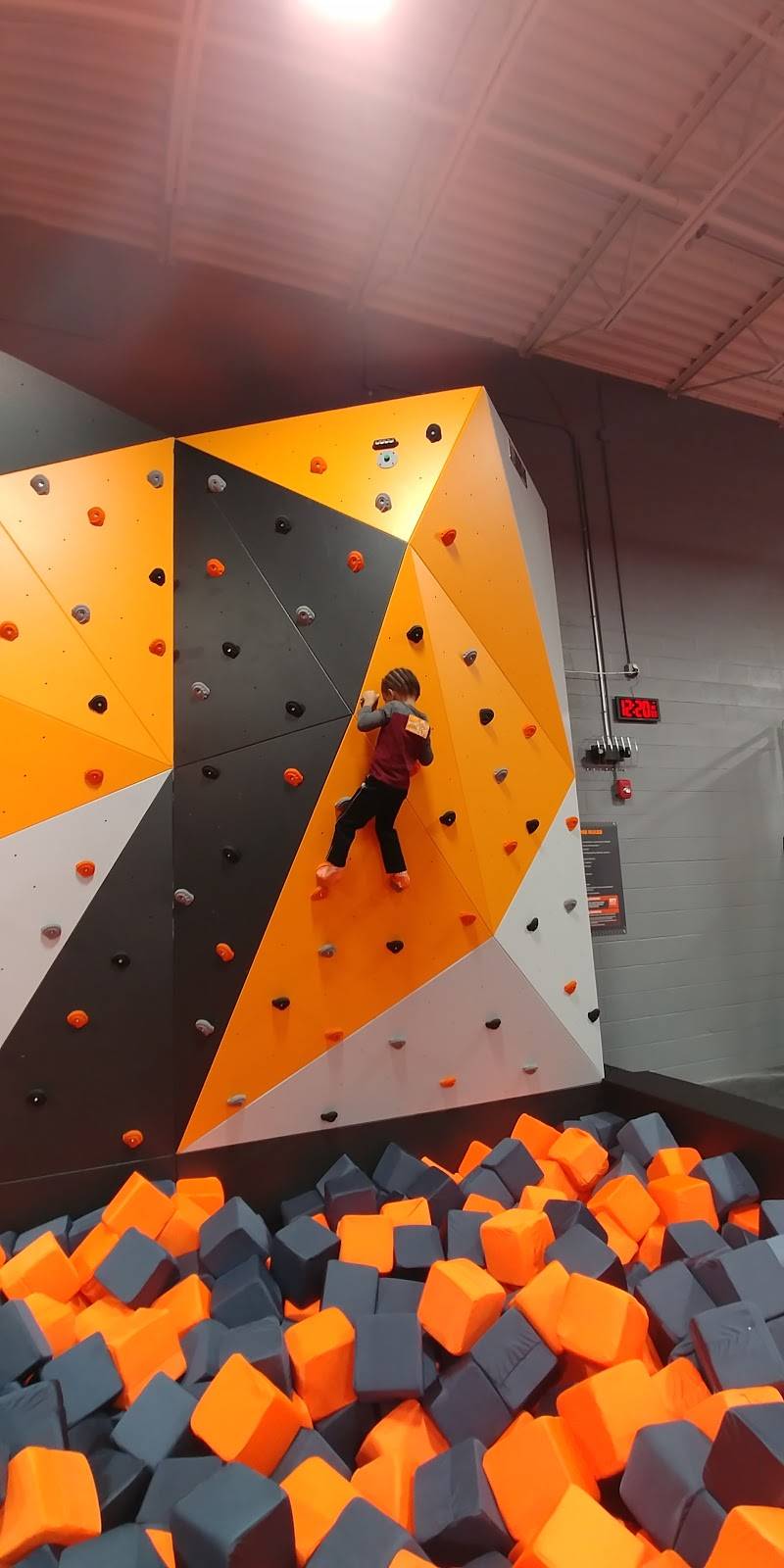 Sky Zone East Baltimore | restaurant | 8645 Pulaski Hwy, Rosedale, MD 21237, USA | 4108745050 OR +1 410-874-5050