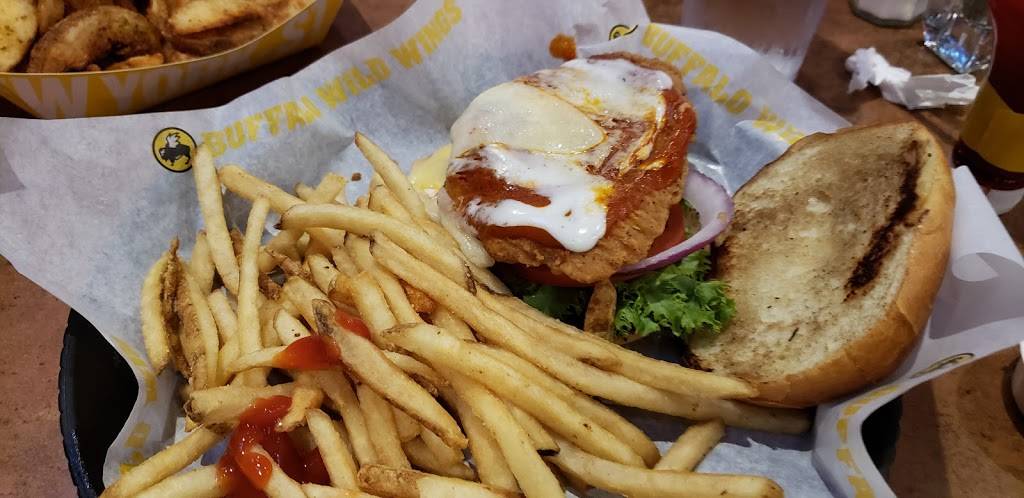 Buffalo Wild Wings | restaurant | 7020 Carpenter Rd, Skokie, IL 60077, USA | 8473299333 OR +1 847-329-9333