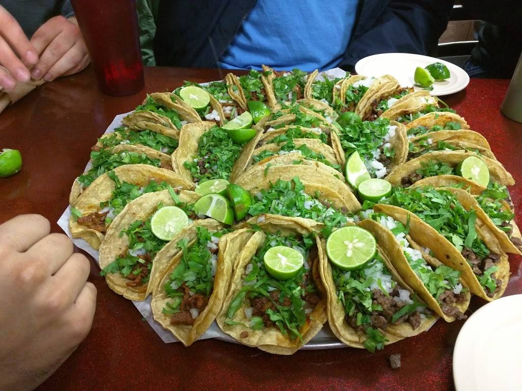 Rockys Tacos | meal takeaway | 7043 N Clark St, Chicago, IL 60626, USA | 7732744555 OR +1 773-274-4555