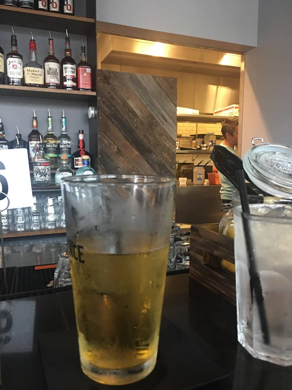 Oak Sports Bar & Grill | restaurant | 3715 S 1st St, Austin, TX 78704, USA | 5125801190 OR +1 512-580-1190