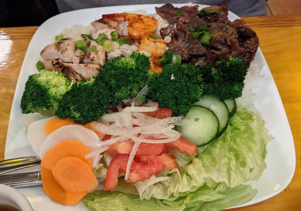 Vietnam Palace | restaurant | 222 N 11th St, Philadelphia, PA 19107, USA | 2155929596 OR +1 215-592-9596