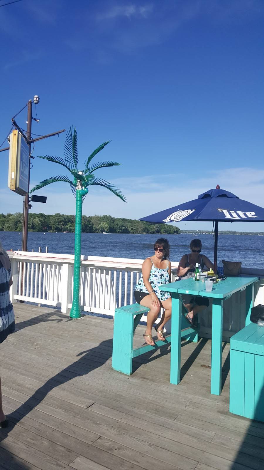 Hidden Point Bar & Grill | restaurant | 112 Lakeview Ave, Fox Lake, IL 60020, USA | 8475873212 OR +1 847-587-3212