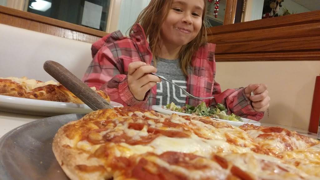 Ernis Place Restaurant & Pizza | restaurant | 171 Smith St, Arthur, ON N0G 1A0, Canada | 5198483541 OR +1 519-848-3541