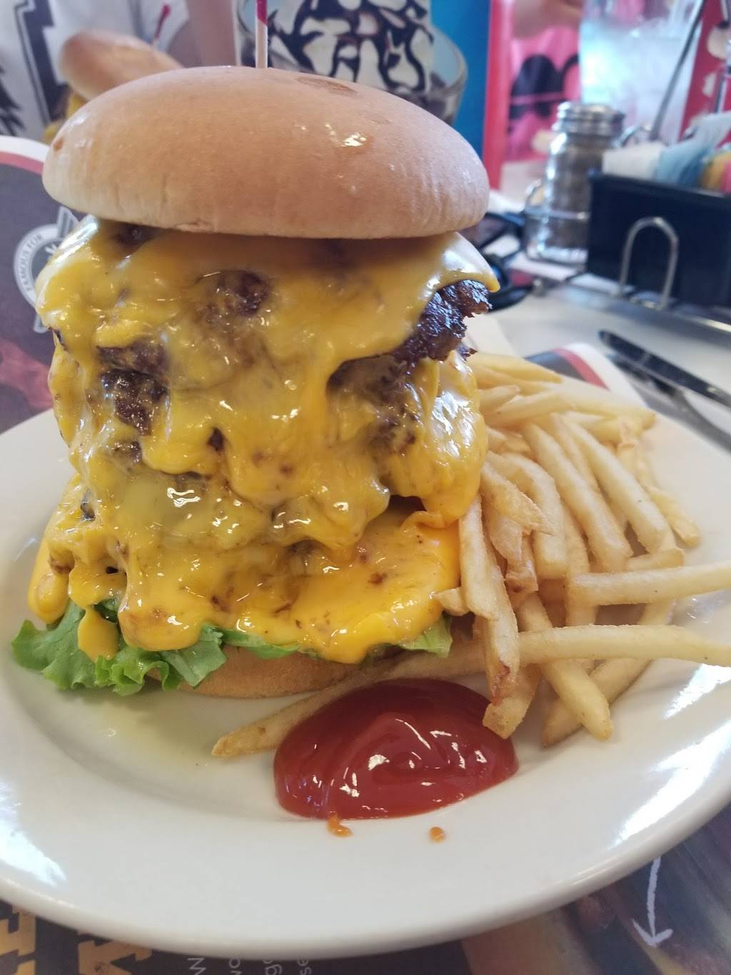 Steak n Shake | restaurant | 1825 Barrington Rd, Hoffman Estates, IL 60169, USA | 8475194435 OR +1 847-519-4435