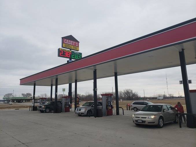 Caseys | meal takeaway | 1305 W Commercial St, Manchester, IA 52057, USA | 5639279105 OR +1 563-927-9105