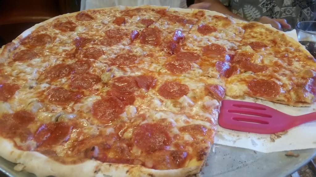 Gus Pizza Palace | restaurant | 139 W Main St, Whitewater, WI 53190, USA | 2624733562 OR +1 262-473-3562