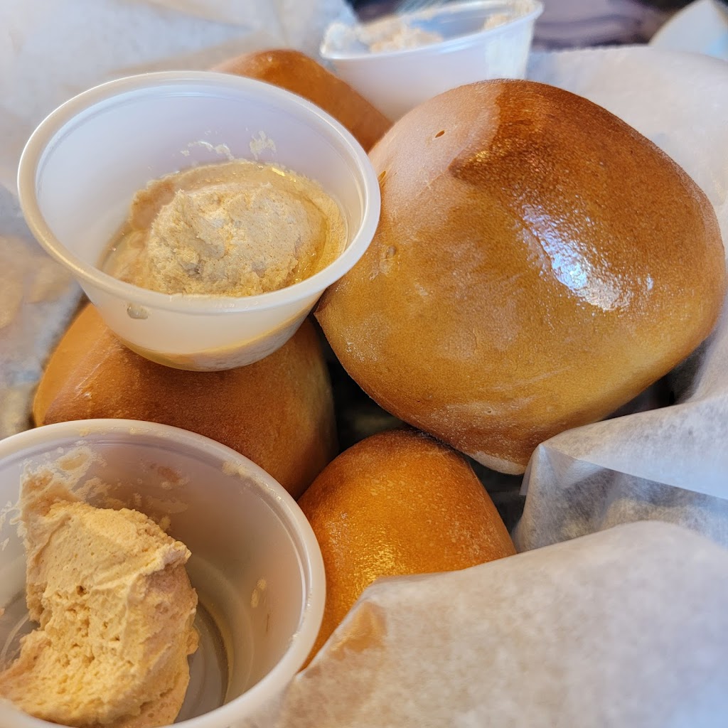 Texas Roadhouse | restaurant | 1489 W Broadwick Pl, Oak Creek, WI 53154, USA | 4146762022 OR +1 414-676-2022