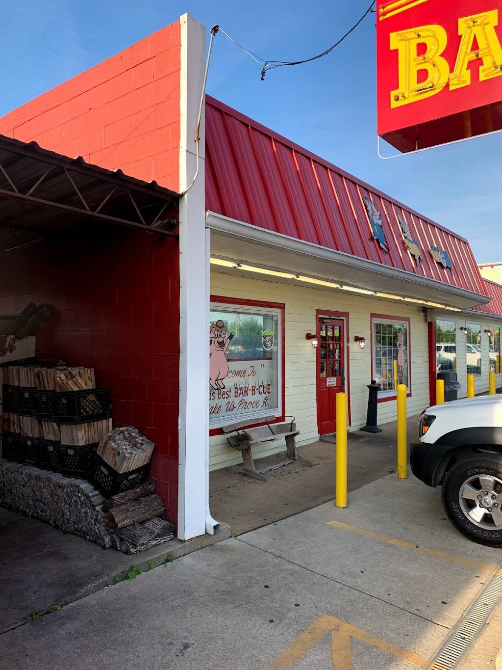 Center Point Barbecue | restaurant | 1212 W Main St, Hendersonville, TN 37075, USA | 6158249330 OR +1 615-824-9330