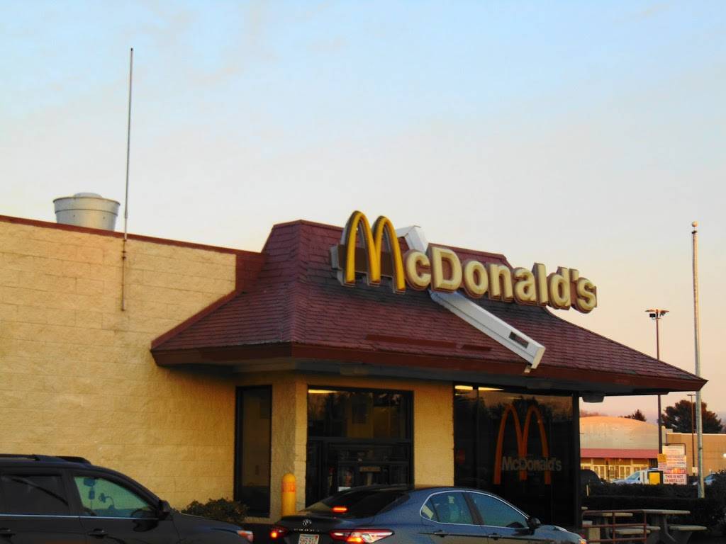 McDonalds | cafe | 1250 Newport Ave, South Attleboro, MA 02703, USA | 5083997949 OR +1 508-399-7949