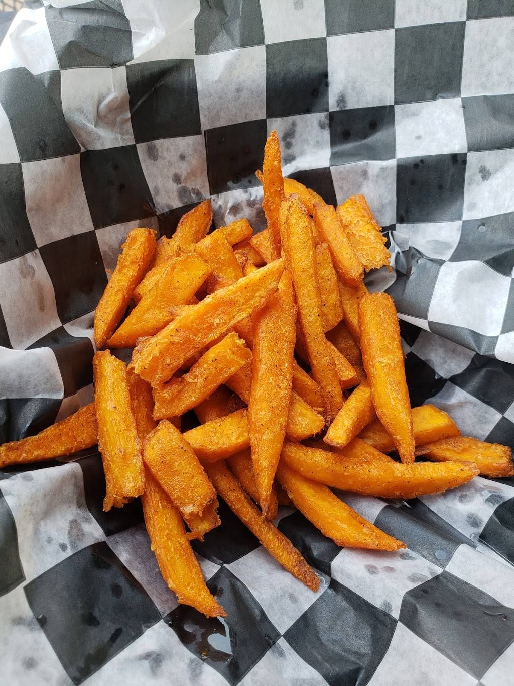 Louies Grill & Bar | restaurant | 9401 Lake Hefner Pkwy, Oklahoma City, OK 73120, USA | 4057512298 OR +1 405-751-2298