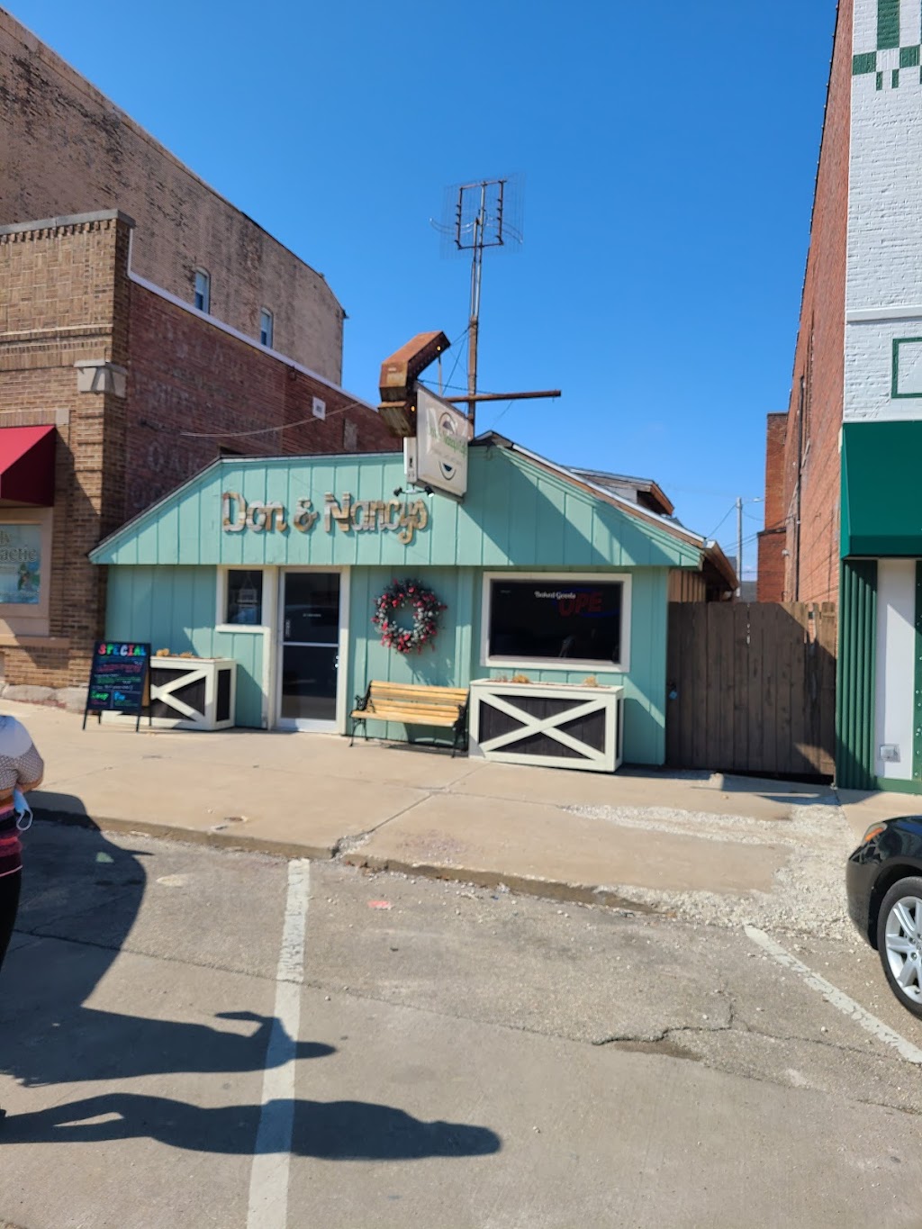 Don and Nancy’s Cafe LLC | cafe | 124 N Main St, Canton, IL 61520, USA | 3094357005 OR +1 309-435-7005