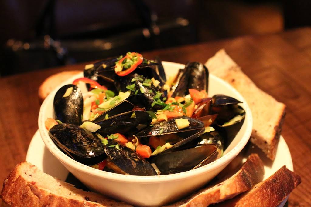 Angelos Wine Bar | restaurant | 3026 W Montrose Ave, Chicago, IL 60618, USA | 7735390111 OR +1 773-539-0111