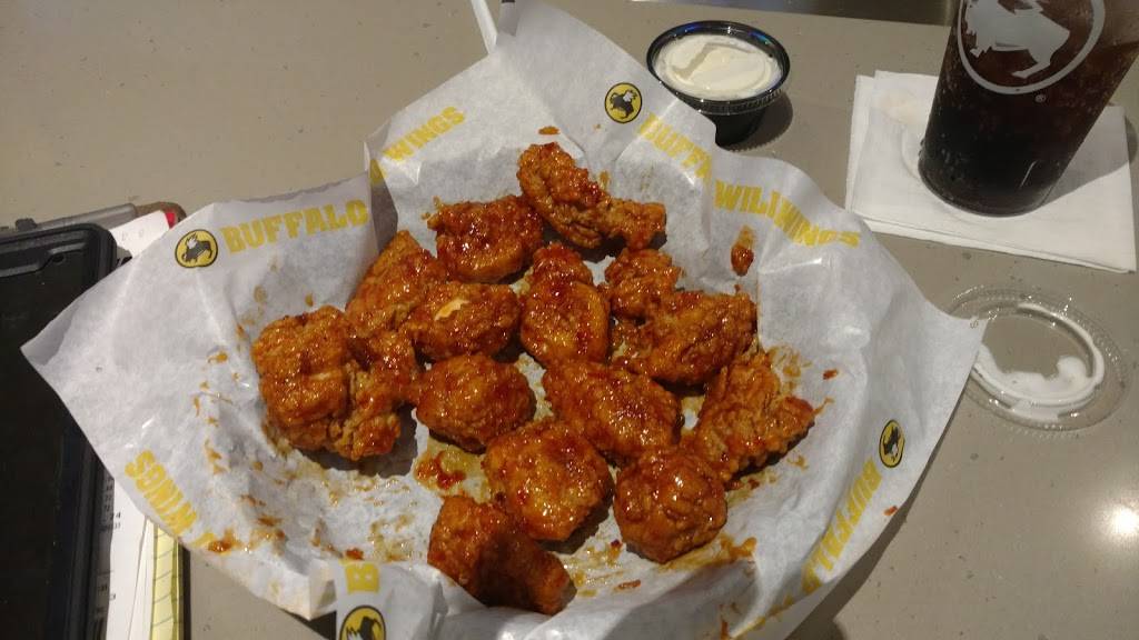 Buffalo Wild Wings | restaurant | 2035 28th St SE, Grand Rapids, MI 49508, USA | 6162412999 OR +1 616-241-2999