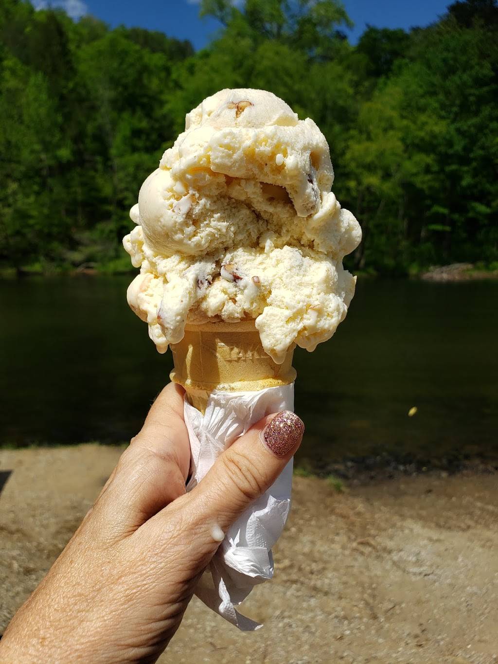 Tellico Beach Drive In | restaurant | 1801 Cherohala Skyway, Tellico Plains, TN 37385, USA | 4232532606 OR +1 423-253-2606