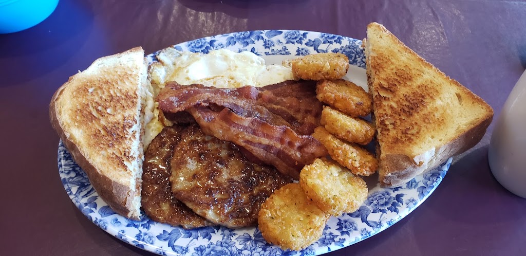 Cindys Country Kitchen | restaurant | 86 W Broadway, Lincoln, ME 04457, USA | 2074039398 OR +1 207-403-9398