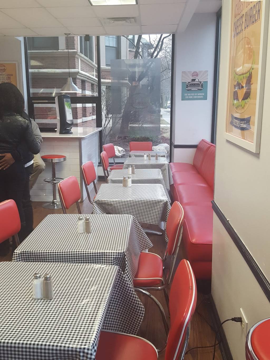 Mikkeys Retro Grill | restaurant | 5319 S Hyde Park Blvd, Chicago, IL 60615, USA | 7736758525 OR +1 773-675-8525