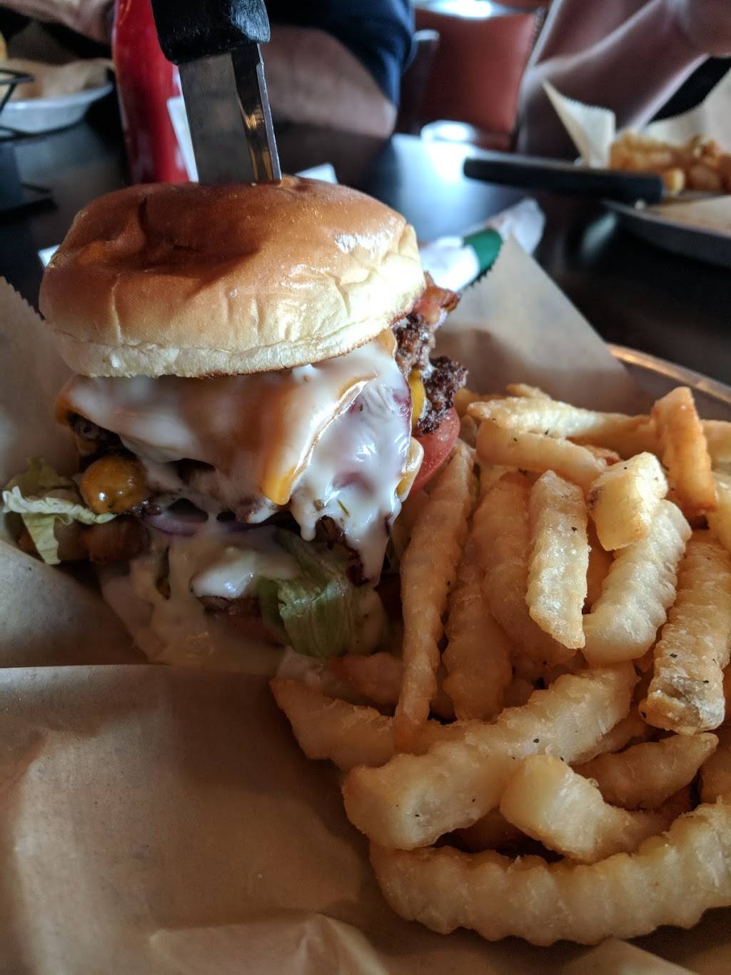 Coachs Sports Bar & Grill | restaurant | 2046 S Bend Ave, South Bend, IN 46635, USA | 5743875601 OR +1 574-387-5601