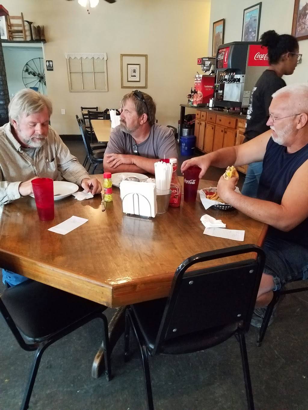 Southern Skillet | restaurant | 101 N Park St, Hohenwald, TN 38462, USA | 9312953280 OR +1 931-295-3280