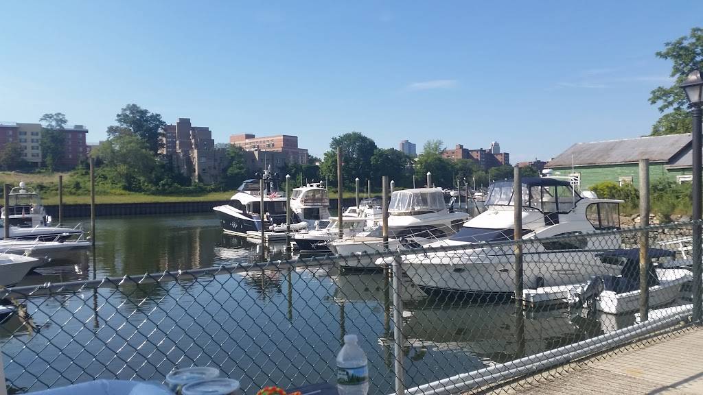 Castaways Yacht Club | restaurant | 425 Davenport Ave, New Rochelle, NY 10805, USA | 9146368444 OR +1 914-636-8444