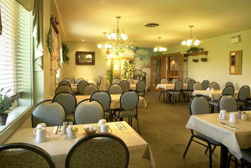 At the Crossroads Family Restaurant Ltd | restaurant | 384 Arthur St S, Elmira, ON N3B 2P6, Canada | 5196698117 OR +1 519-669-8117