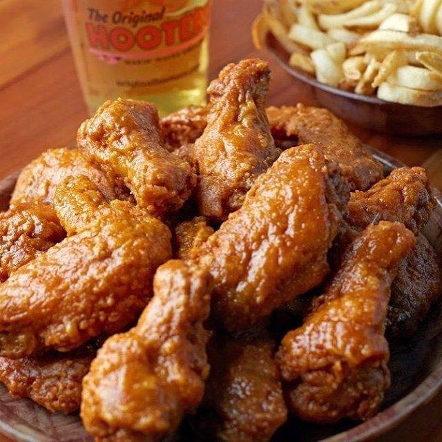 Hooters | meal takeaway | 15300 South La Grange Road, Orland Park, IL 60462, USA | 7084604088 OR +1 708-460-4088