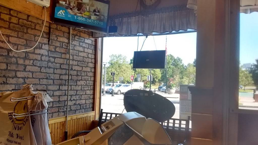 Dog House Restaurant | restaurant | 335 Coggeshall St, New Bedford, MA 02746, USA | 5089969305 OR +1 508-996-9305