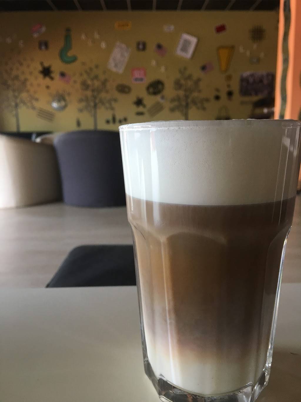 YOLO COFFEE SHOP & HOOKAH LOUNGE | cafe | 400 Broadway, Wisconsin Dells, WI 53965, USA | 6084329400 OR +1 608-432-9400