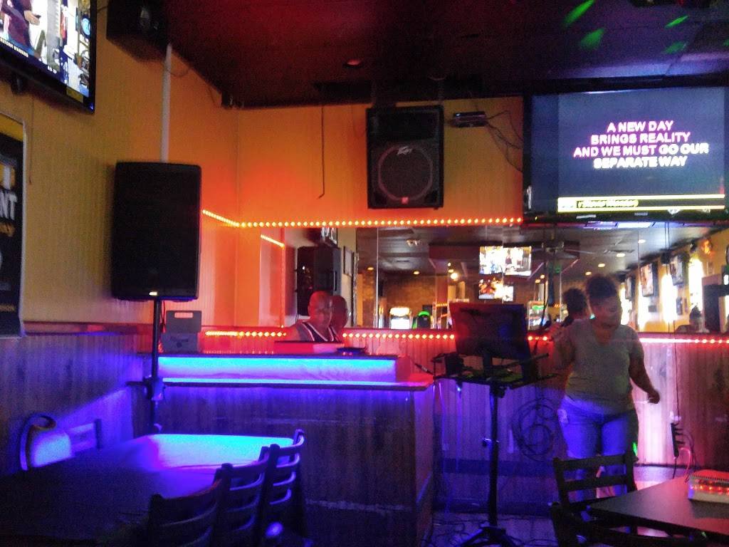 Bleechers Bar & Grill | restaurant | 2220 White Bear Ave, Maplewood, MN 55109, USA | 6517777897 OR +1 651-777-7897