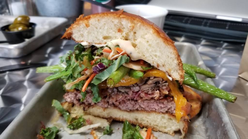 The Dive Burgers and Brews | restaurant | 5050 Rocklin Rd a11, Rocklin, CA 95677, USA | 9168241411 OR +1 916-824-1411