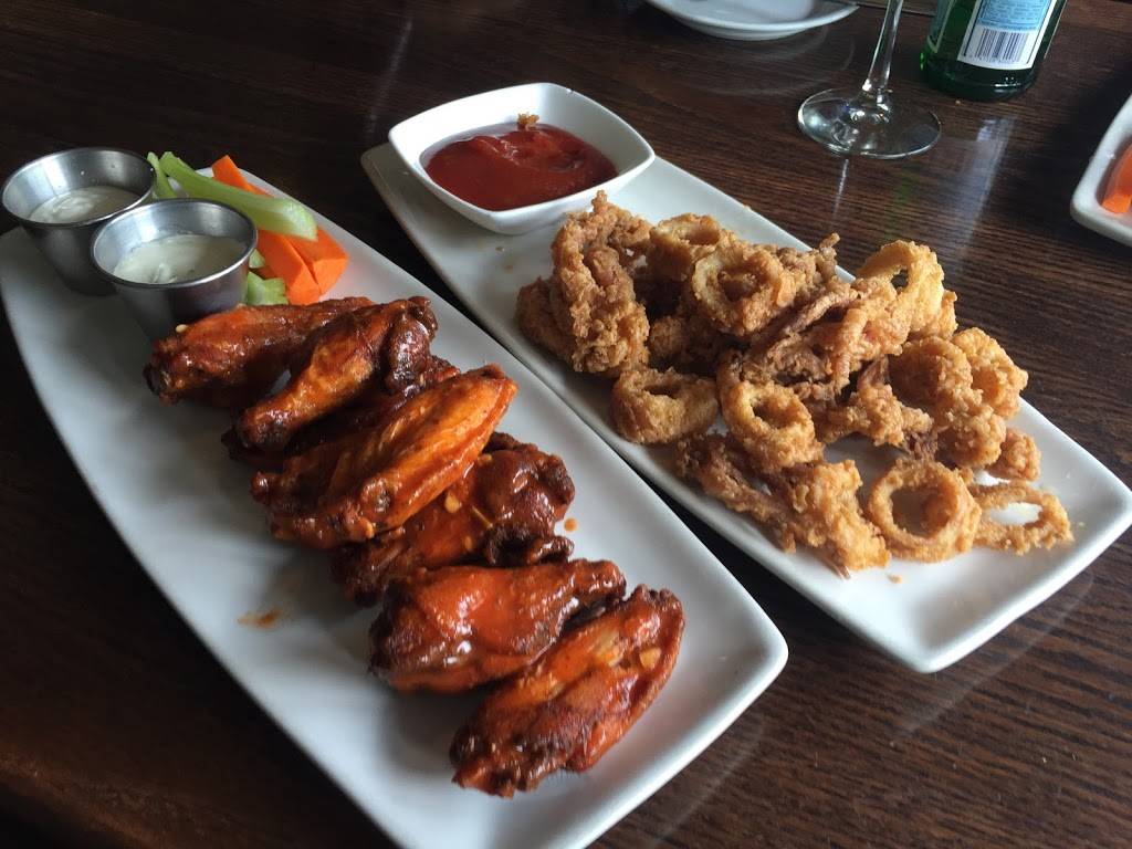 Gus Corner Grille | restaurant | 28800 Waukegan Rd, Lake Bluff, IL 60044, USA | 8476044351 OR +1 847-604-4351