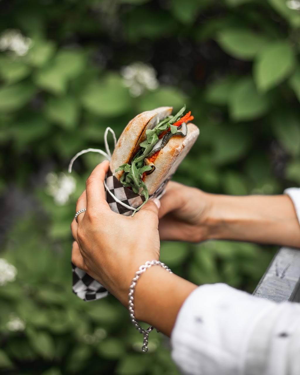 Julians | restaurant | 111 Avenue du Mont-Royal O, Montréal, QC H2T 2S9, Canada | 5143794622 OR +1 514-379-4622