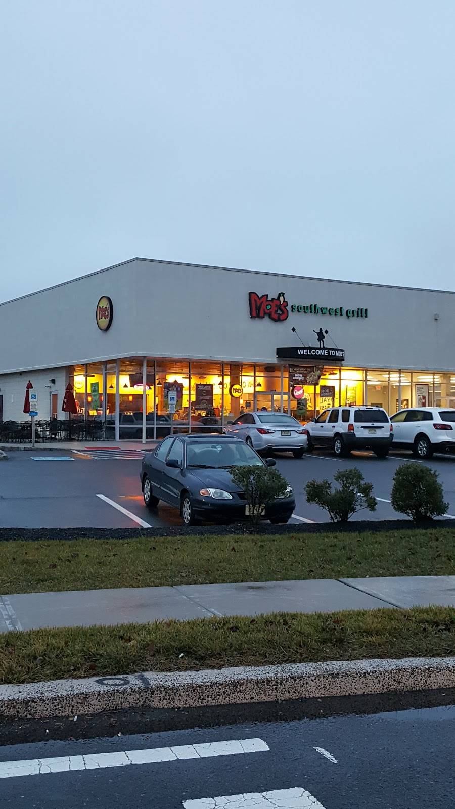 Moes Southwest Grill | restaurant | 1309 NJ-33, Hamilton Township, NJ 08690, USA | 6095849600 OR +1 609-584-9600