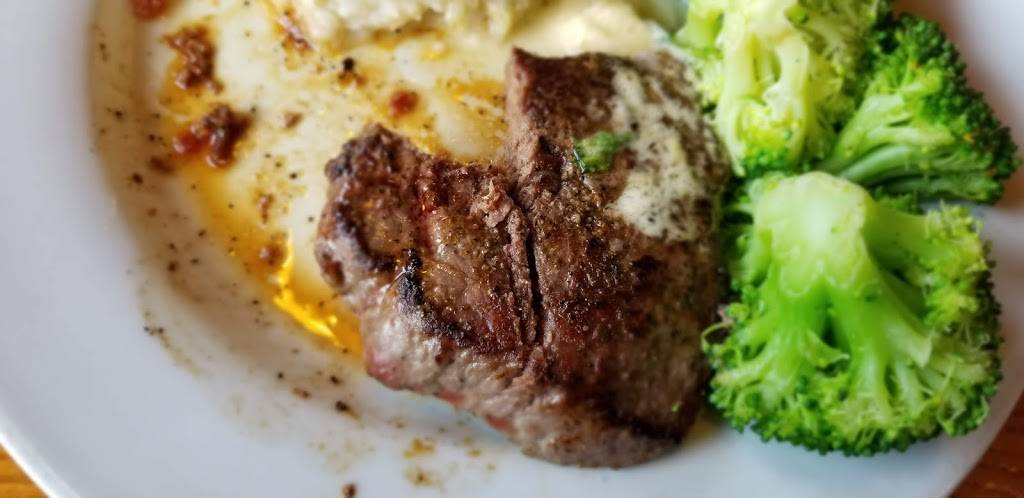 Chilis Grill & Bar | restaurant | 600 Village Green Dr, Gallatin, TN 37066, USA | 6152308267 OR +1 615-230-8267